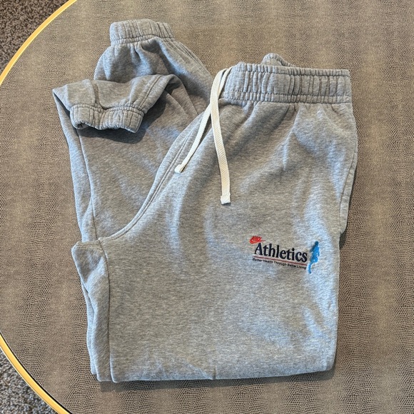 Nike Athletics Sportswear Men’s Gray Sweatpants Joggers - Picture 2 of 9